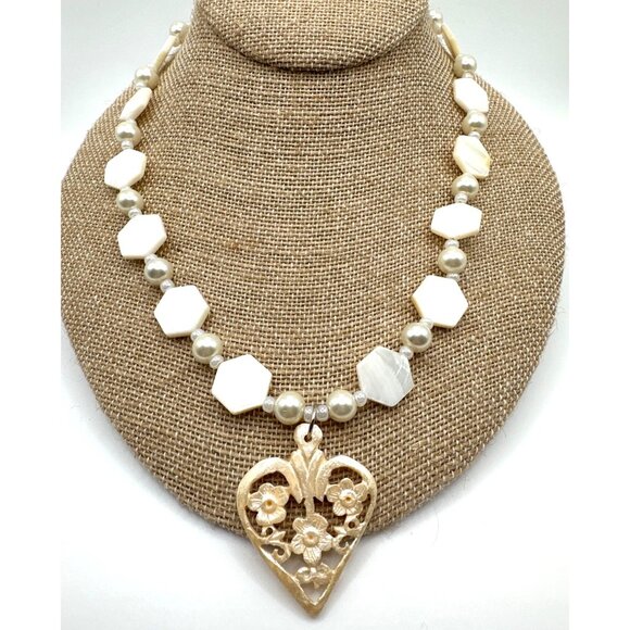 Vintage Boho Filagree Heart Shell Pendant Necklace Flowers White - Picture 1 of 9